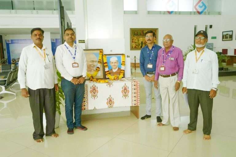 पीएमआरडीए कार्यालयात महात्मा गांधी,लालबहादूर शास्त्री यांना अभ‍िवादन