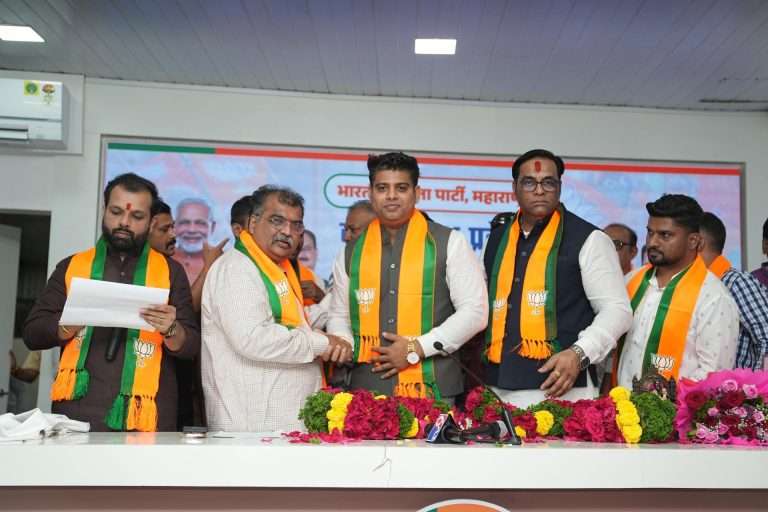खेडचे माजी नगराध्यक्ष  वैभव खेडेकर यांचा अनेक कार्यकर्त्यांसह भाजपामध्ये प्रवेश