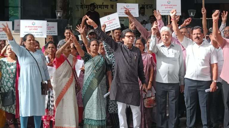 लोकमान्यनगरवासियांचा म्हाडाच्या इमारतीला घेराओ -BJP आमदाराच्या दबावाखालील कारभाराने शेकडो रहिवाश्यांची  अवस्था दयनीय, उतरले रस्त्यावर..