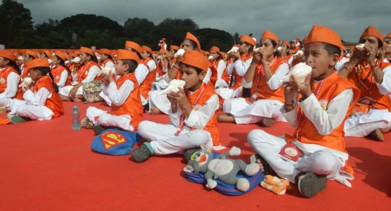 तब्बल १ हजार १११ हून अधिक शंख वादकांनी एकत्र वादन करत केला विश्वविक्रम 