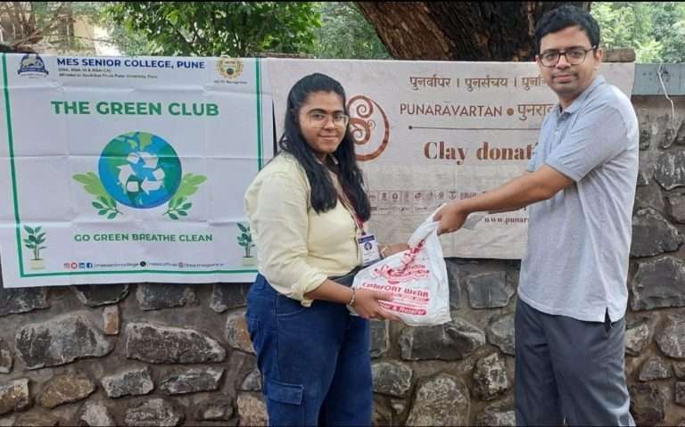 मएसो सीनियर कॉलेजमध्ये ग्रीन क्लब अंतर्गत माती दान उपक्रम 