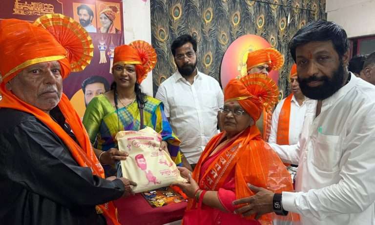 निराधार आजी-आजोबांसोबत ‘मनसे’चा पहिला दिवा