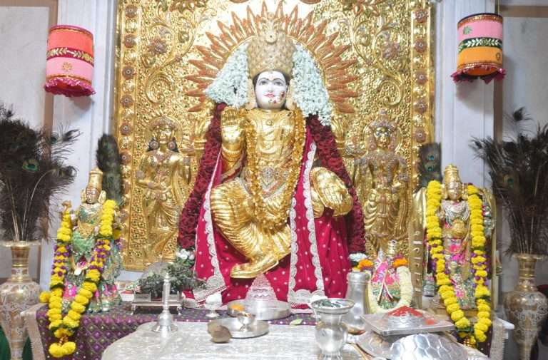 लक्ष्मीपूजनाला देवीला १६ किलो सोन्याची साडी