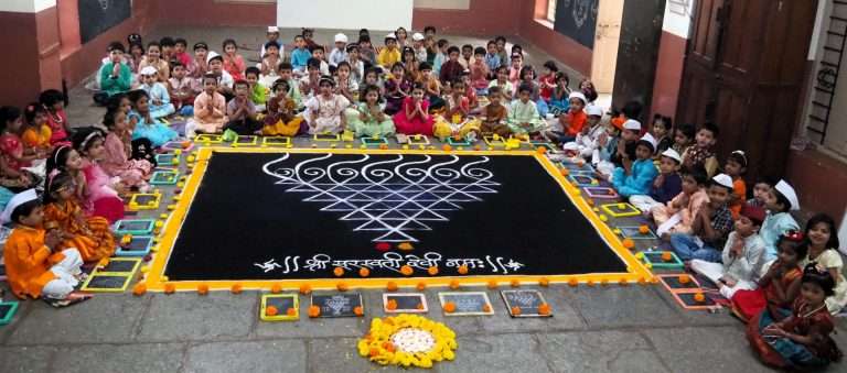 शालेय विद्यार्थ्यांनी केले पाटीपूजन