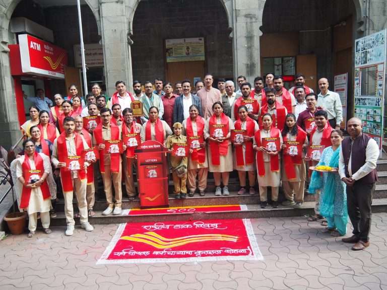 सिटी पोस्टच्या सेवेला शंभर वर्षे झाल्यानिमित्त पोस्टमनचा विशेष सन्मान