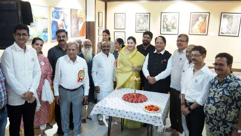 नवकार आर्ट फाऊंडेशन आयोजित चित्र प्रदर्शनाला बालगंधर्व कलादालनात सुरुवात