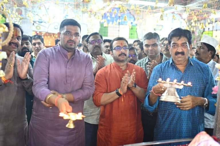 आदिशक्ती माता सच्चीयाय देवीच्या चरणी मान्यवरांची हजेरी