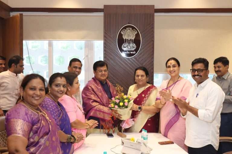 प्रवीण दरेकर यांची स्वयंपुनर्विकास प्राधिकरणाच्या अध्यक्षपदी नेमणुक झाल्याबद्दल विधानपरिषद उपसभापती डॉ. नीलम गोऱ्हे यांच्याकडून विधानभवन येथे सत्कार