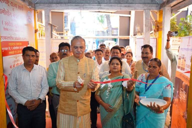 महाराष्ट्र राज्य खादी व ग्रामोद्योग मंडळातर्फे आयोजित ‘स्वदेशी महोत्सव’ प्रदर्शनाचे उद्घाटन