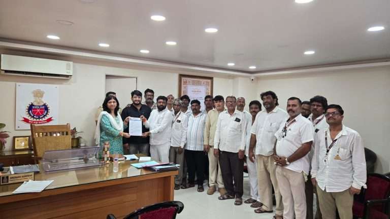 लेखी आश्वासनानंतर रिक्षा-टॅक्सींचा ‘बंद’ मागे :- डॉ बाबा कांबळे यांची घोषणा.