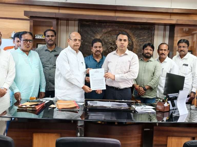 दिवाळीच्या दिवसात पुणेकरांना खड्ड्यात घालू नका,रस्ते खोदाईची कामे थांबवा-माजी आमदार मोहन जोशी