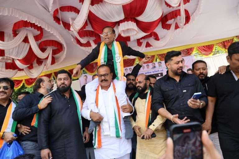 काँग्रेसने देशातील लाखो गरिबांना जमिनी दिल्या पण मोदी सरकारने गरिबांच्या जमिनी हिरावून लाडक्या अदानीला दिल्या.