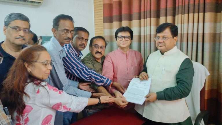 लोकमान्य नगरवासीयांचे आता प्रवीण दरेकरांनाही साकडे – पुनर्विकासातील स्थगिती उठवण्याची मागणी!