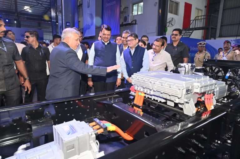 मुख्यमंत्री देवेंद्र फडणवीस यांच्या हस्ते ब्ल्यू एनर्जी मोटर्स ईव्ही ट्रकचा शुभारंभ