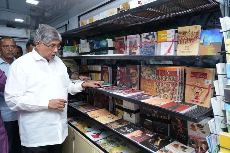 वाचनाची गोडी लागून, वाचन चळवळ समृद्ध होण्यासाठी – ‘बुक्स ऑन व्हील’ उपक्रम पुणे शहर आणि ग्रामीण भागात