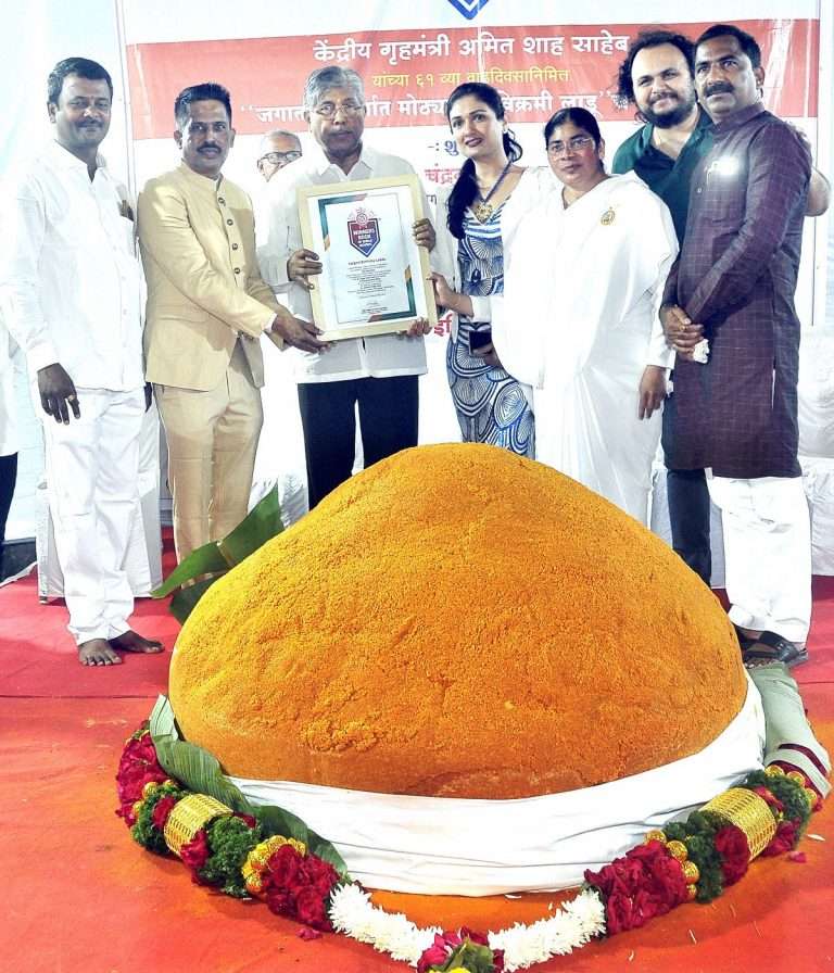 दिवाळी पाडवा आणि अमित शाह यांच्या वाढदिवसानिमित्त पुण्यात बनविण्यात आला ६१० किलोचा विश्वविक्रमी मोतीचूर लाडू!
