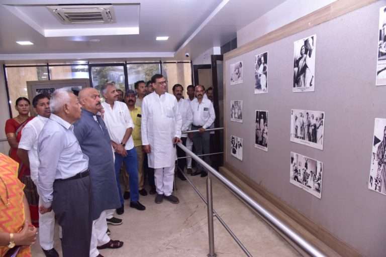 स्वातंत्र्यलढ्यात आणि देश उभारणीत नेहरु-गांधी घराण्याचे मोठे योगदान