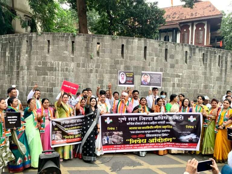 फडणवीस गुंडाच्या टोळ्यांना पाठीशी घालत असल्याचा कॉंग्रेसचा आरोप: महिला अत्याचारावरून रुपाली चाकणकरांच्या राजीनाम्याची केली मागणी