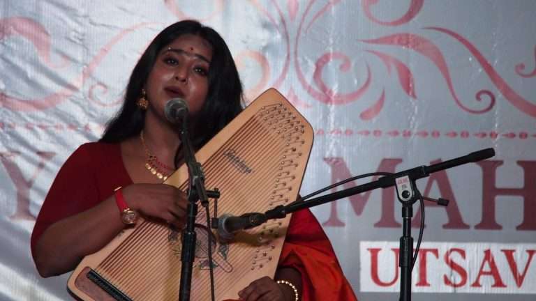 एस. एन. बी. पी. विद्यालय आयोजित गायन-वादनाच्या मैफलीस रसिकांची दाद