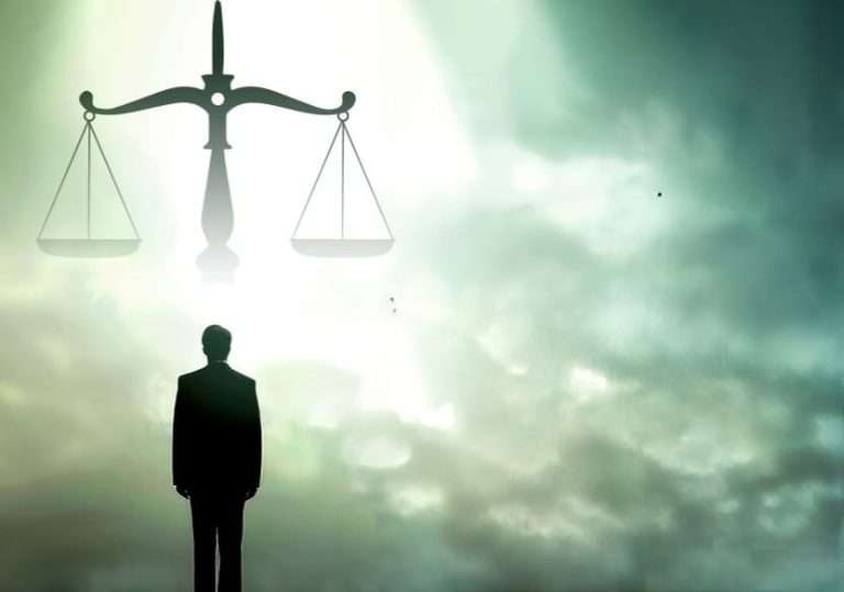 27 वर्षांपासून न्यायालयाच्या चकरा मारून थकला,अखेर पुणे कोर्टाच्या इमारतीवरून उडी मारून संपला : ज्येष्ठ नागरिकाची आत्महत्या