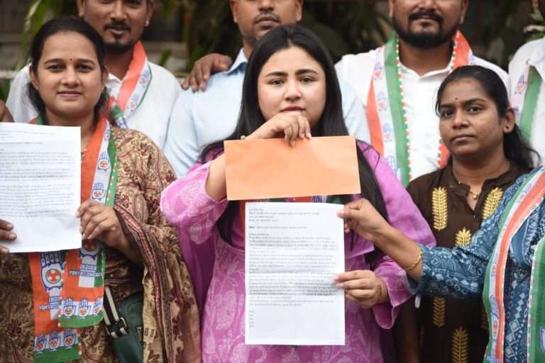 भटकी कुत्री व रस्त्यावरच्या प्राण्यासंदर्भातील निकालाचा सर्वोच्च न्यायालयाने पुनर्विचार करावा.