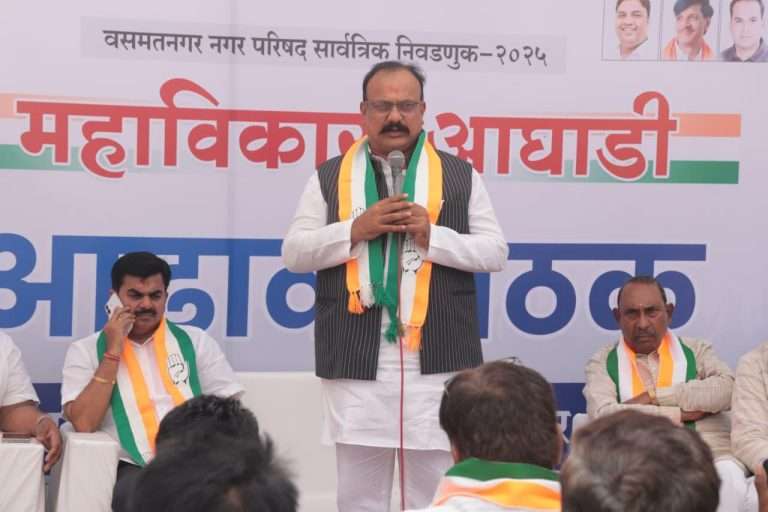 महाराष्ट्राच्या जडणघडणीत मोठे योगदान देणाऱ्या शरद पवारांना सत्ताधाऱ्यांकडून त्रास; पवार व ठाकरेंचा पक्षही फोडला.