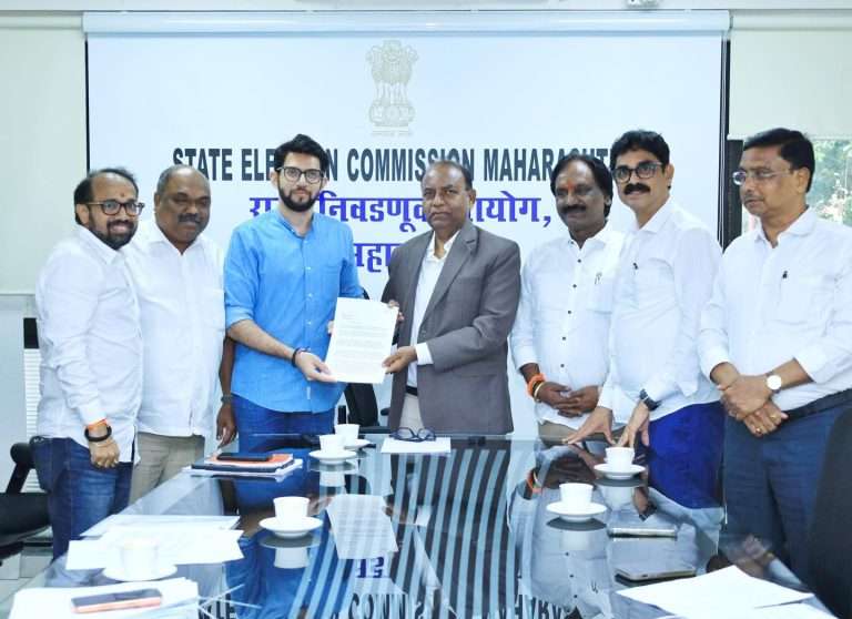 उद्धव आणि राज ठाकरे यांनी निवडणूक आयोगाला लिहिले पत्र:10 बाय10 च्या खोलीत 50 मतदार कसे