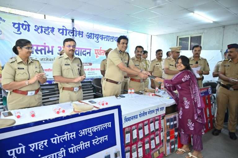 हरविलेले २०९ मोबाईल शोधून पोलिसांनी संबधितांना  केले परत