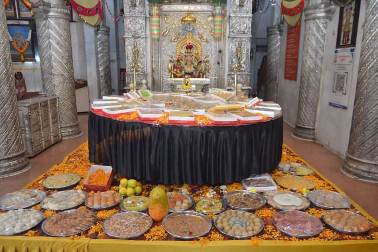 त्रिपुरारी पौर्णिमेनिमित्त दगडूशेठ दत्तमंदिरात १२५ मिष्टान्नांचा फिरता अन्नकोट