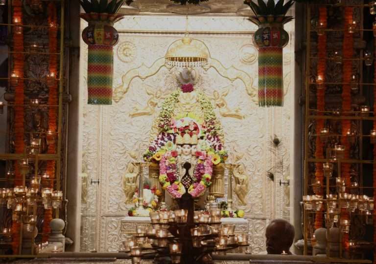 देवदिवाळीनिमित्त ११ हजार पणत्यांनी उजळले लक्ष्मीबाई दगडूशेठ हलवाई दत्तमंदिर