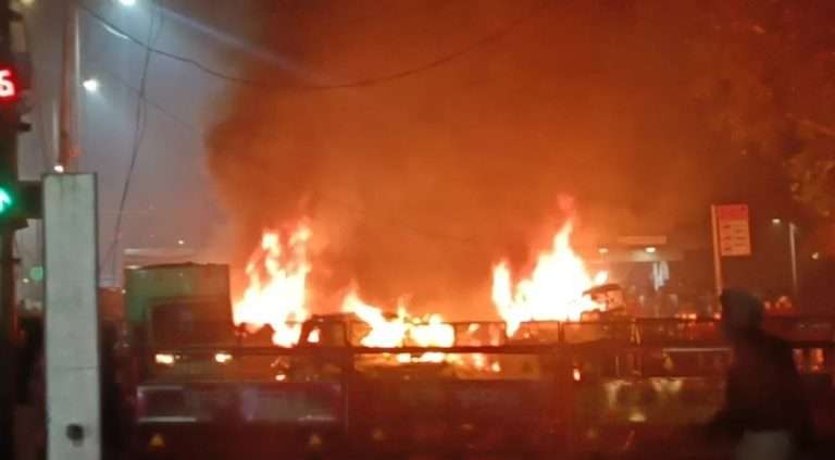 दिल्लीत गुरुग्रामच्या कारमध्ये स्फोट:कार मालक घरात मालक झोपलेला आढळला, म्हणाला- दीड वर्षांपूर्वी गाडी विकली