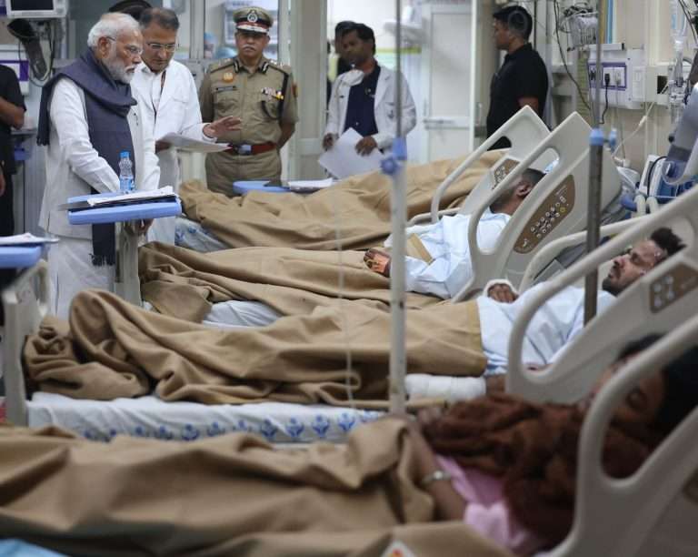 पंतप्रधान नरेंद्र मोदी यांनी  स्फोटातील पीडितांची घेतली भेट