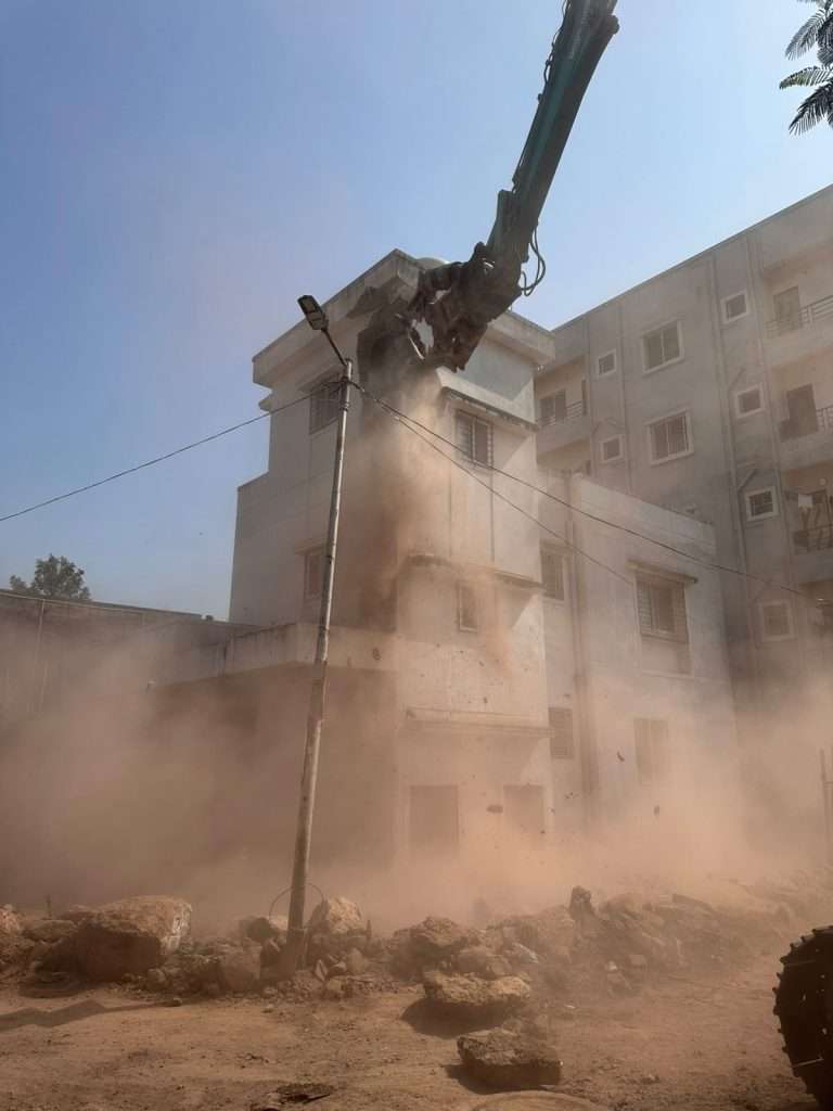 कोंढव्यात छोटी मोठी भेद न करता बेकायदा बांधकामांवर जोरदार कारवाई