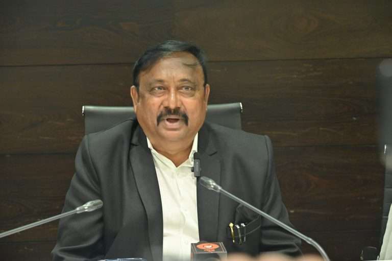 अनुसूचित जाती आयोगाचे सदस्य गोरक्ष लोखंडे यांनी घेतला विविध प्रकरणांचा आढावा