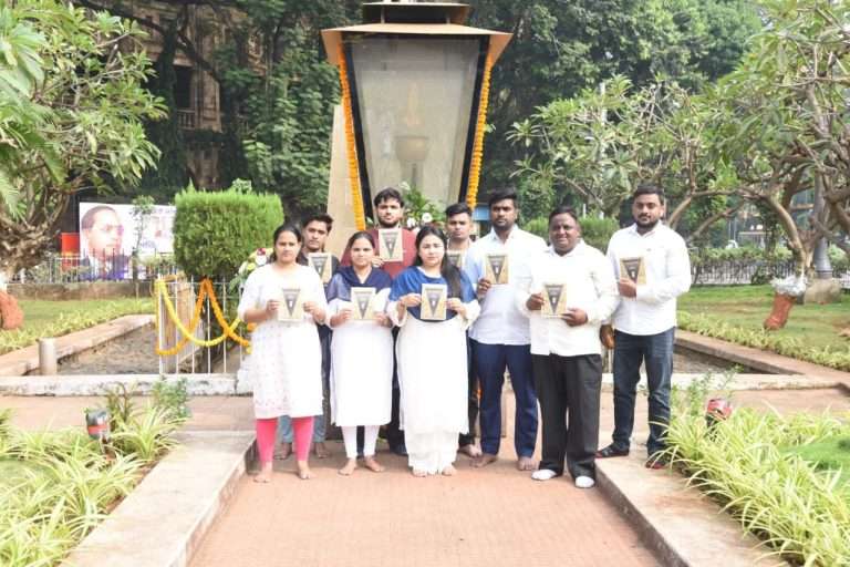 संविधानाची प्रस्तावना वाचण्याआधीच पोलिसांकडून मुंबई युवक काँग्रेसच्या पदाधिकाऱ्याची धरपकड.