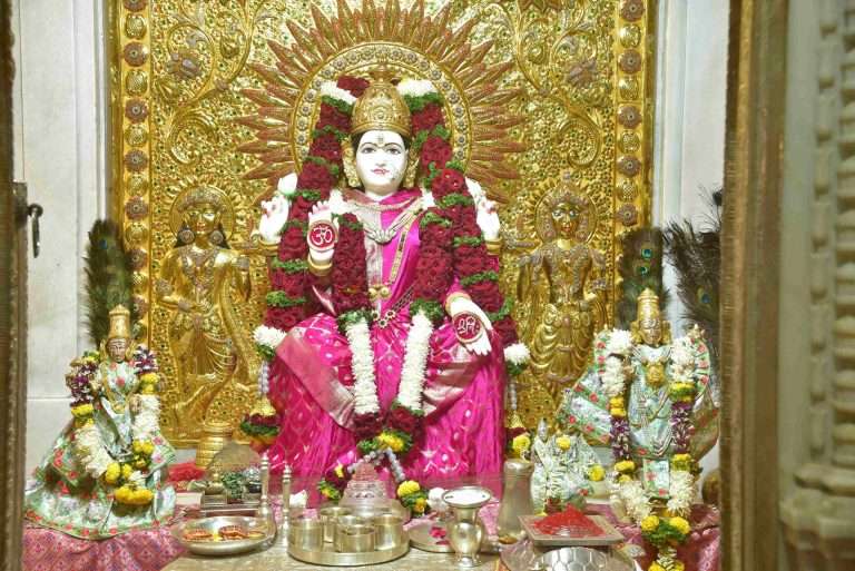 श्री महालक्ष्मी मंदिरात त्रिपुरारी पौर्णिमेनिमित्त ५१ हजार पणत्यांचा दीपोत्सव