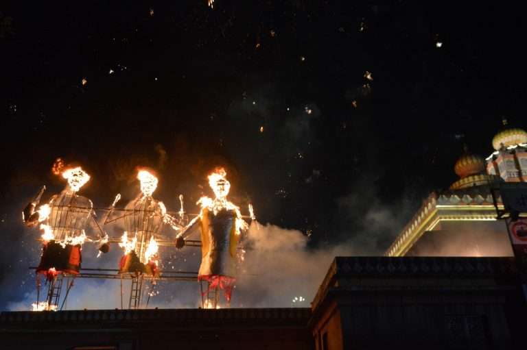 ओंकारेश्वर मंदिरात भाविकांनी अनुभवला त्रिपुरासुर वधाचा देखावा 