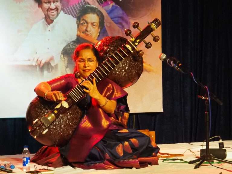 बासरी, हार्मोनियम, रुद्र वीणा वादनाचा नादमधुर त्रिवेणी‌ संगम