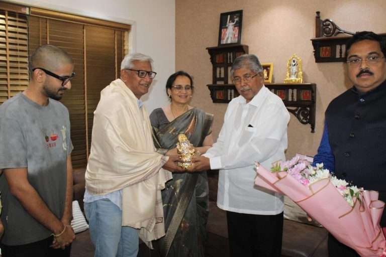 टीम इंडियाची उपकर्णधार आणि सांगलीची कन्या स्मृती मंधानाच्या कुटुंबियांच्या भेटीप्रसंगी पालकमंत्री चंद्रकांतदादा पाटील यांचे गौरवोद्गार