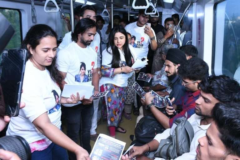 मतचोरी विरोधात मुंबई युवक काँग्रेसचे मेट्रो व लोकल मध्ये जनजागृती अभियान.