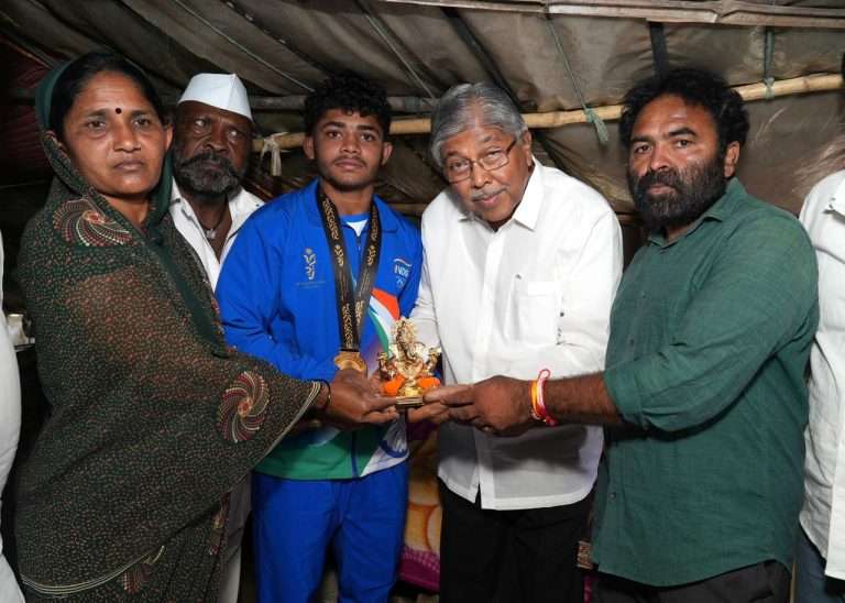 वा रं पठ्ठ्या… आई-वडलांचं नाव काढलंस!