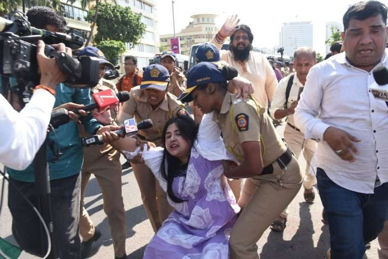 ‘वर्षा’ बंगल्यावर धडक…मरीन ड्राईव्हवर रास्ता रोको, गिरगाव चौपाटीवर आंदोलन-डॉ. संपदा मुंडेंना न्याय देण्याच्या मागणीसाठी युवक काँग्रेस आक्रमक.