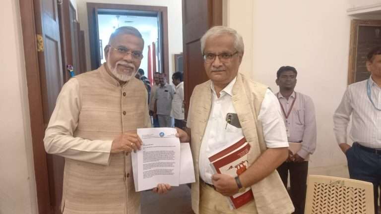 आमदार बापू पठारे आणि खासदार मेधा कुलकर्णी यांची भूमिका मराठी मायबोलीला मारक!