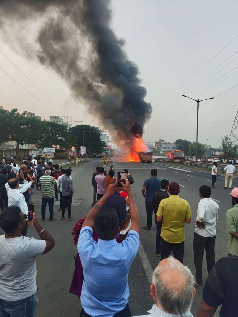 पुण्याच्या नवले पुलावर भीषण अपघात:दोन ट्रकला आग, दोघांमध्ये कार अडकली