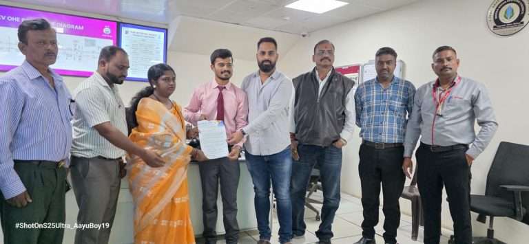 प्रिंट तिकीट बंद, डिजिटल तिकिटाचा मेट्रोहट्ट: वृद्धेची आबाळ, ‘आप’ संतापली, मेट्रोला शहाणी हो, म्हणाली…