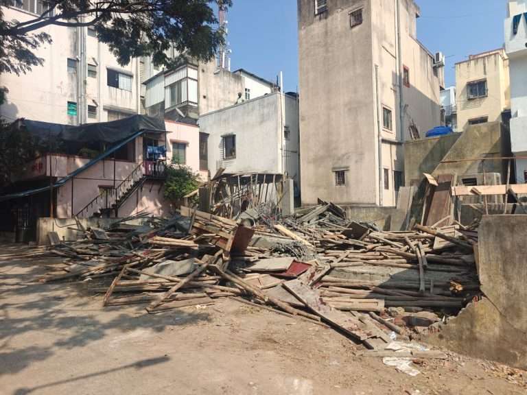 कात्रज मध्ये अनधिकृत बांधकामांवर कारवाई