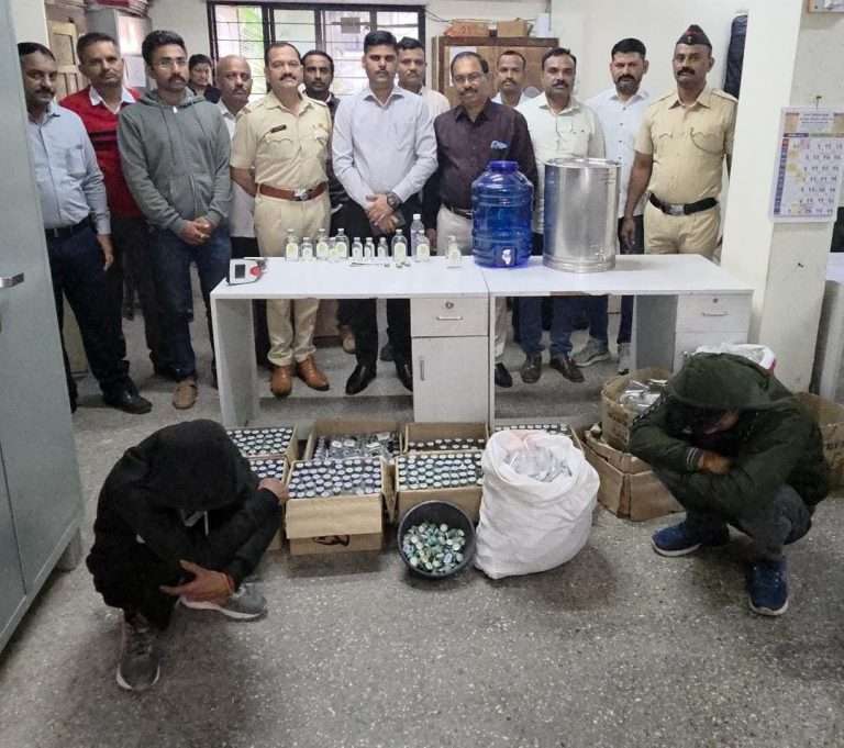 १ लाखाहून अधिक किमतीचा बनावट देशी दारूचा साठा जप्त.
