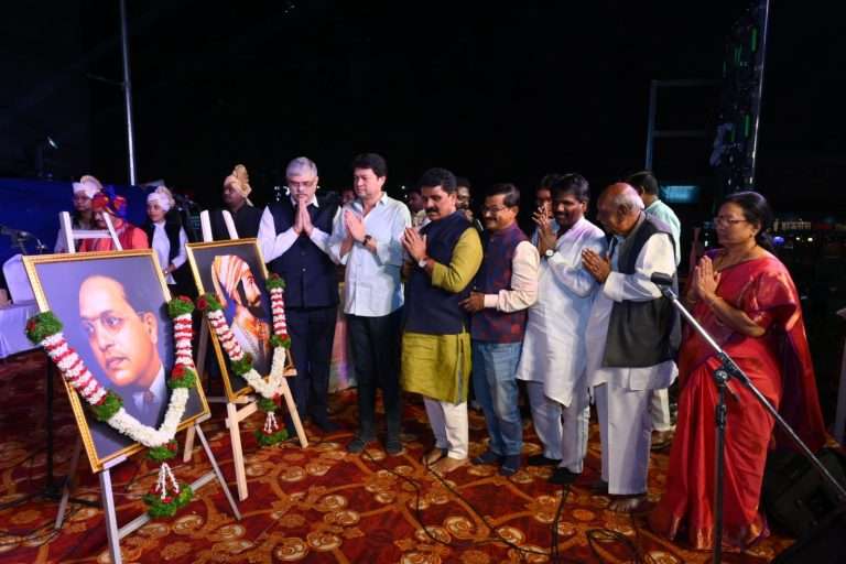 संविधान दिनानिमित  रंगला ‘संविधान लोककला शाहिरी जलसा’