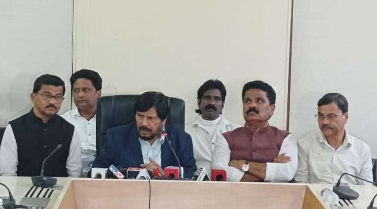 महायुतीचे रिपब्लिकन पक्षाकडे दुर्लक्ष-केंद्रीय सामाजिक न्याय मंत्री रामदास आठवले यांची खंत