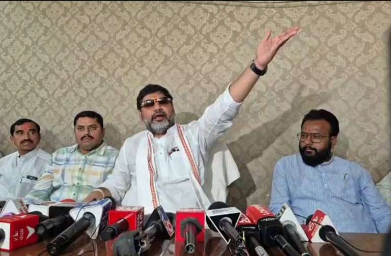 जरांगेंचे आरोप खोटे, CBI चौकशी करा, जरांगे राजकीय हेतूने मला टार्गेट करताय, त्यांच्या आंदोलनात 500 जणांचे जीव गेले- धनंजय मुंडे